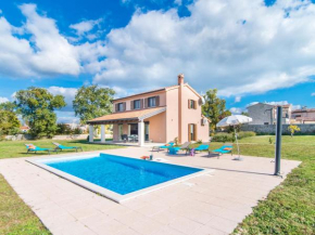 Welcoming villa in Sveti Lovrec with private pool